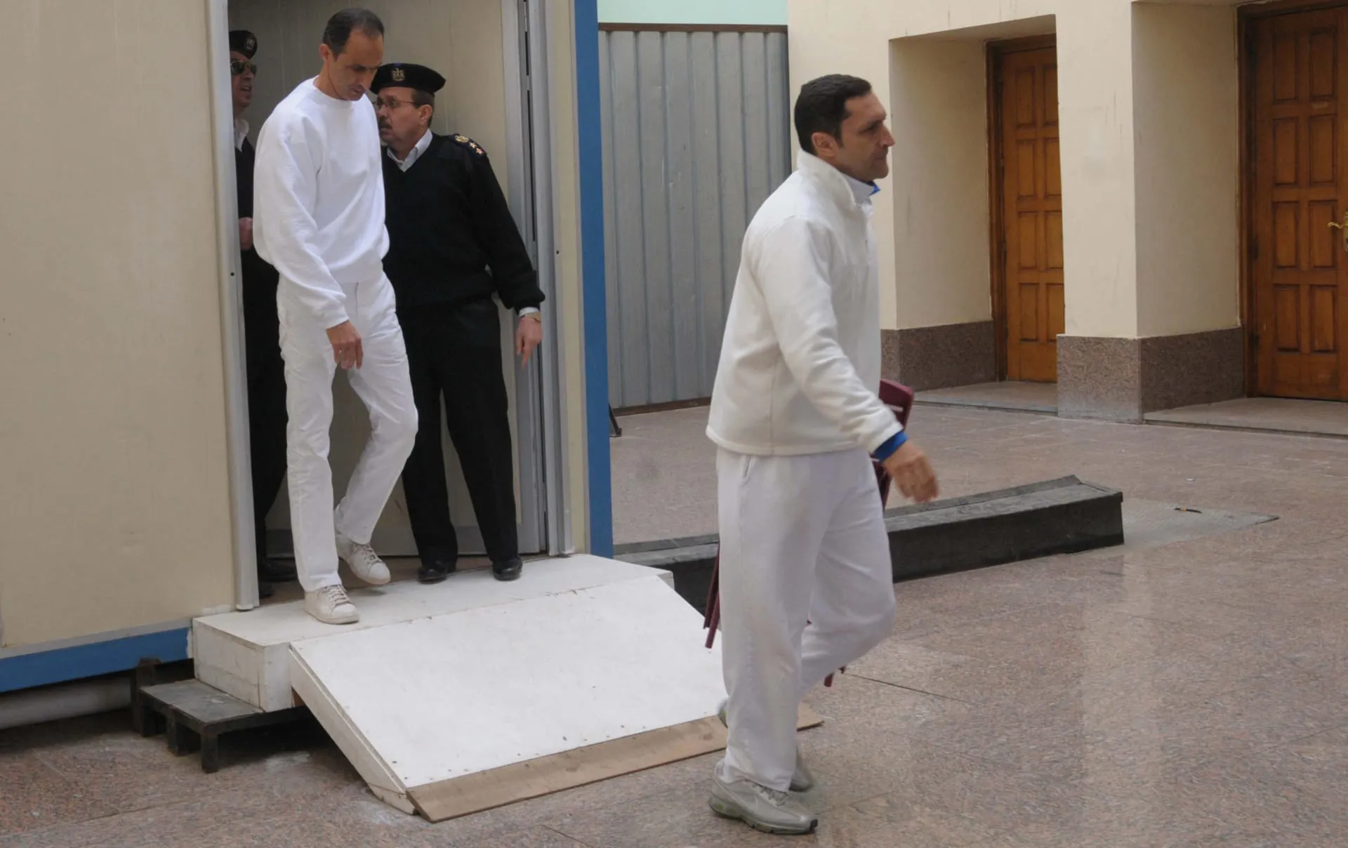 جدل جلسات ودية داخل السجون المصرية.. علاء مبارك يرد على مزاعم أحضان مع قيادات الإخوان